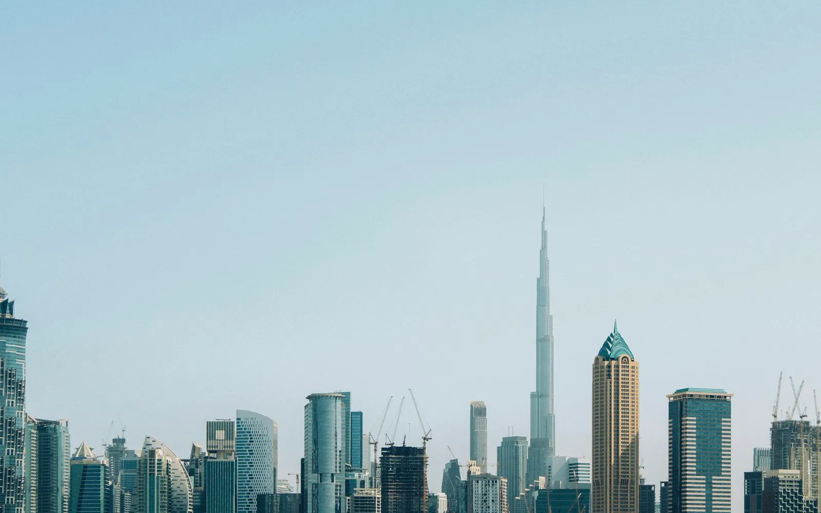 Ligne d'horizon de Dubaï avec la Burj Khalifa de jour