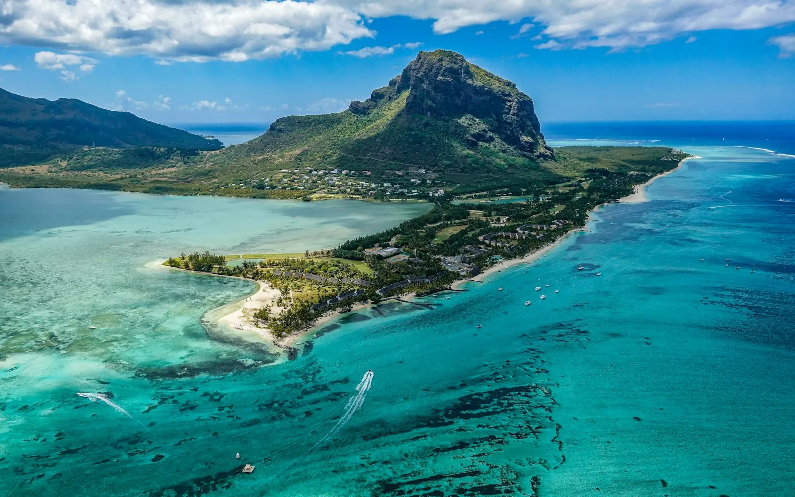 Vue aérienne d'une île tropicale et de son lagon turquoise