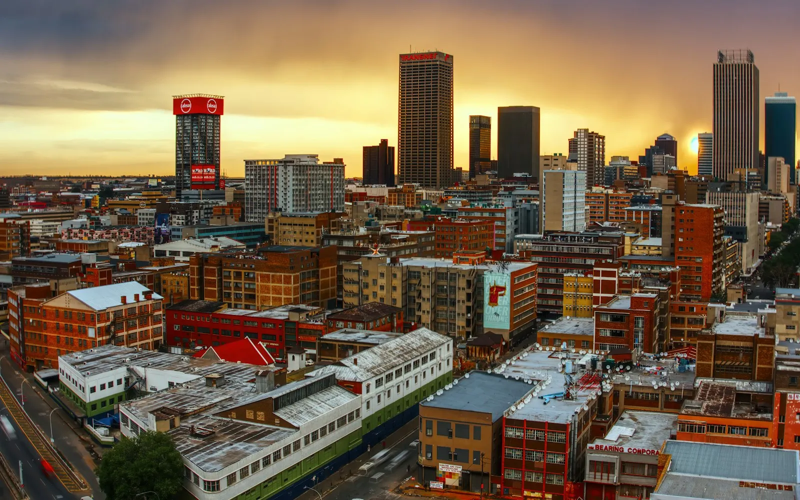 Ligne d'horizon de Johannesburg au coucher du soleil