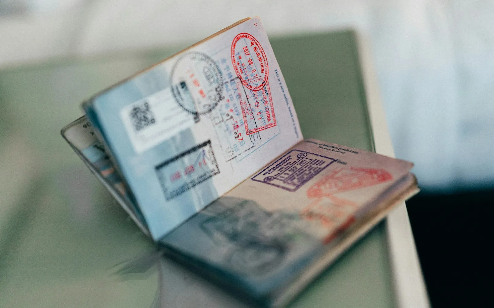 Passeport ouvert couvert de tampons de visa