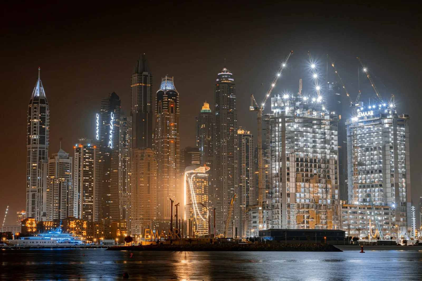 Skyline de Dubaï la nuit, reflétée dans l'eau