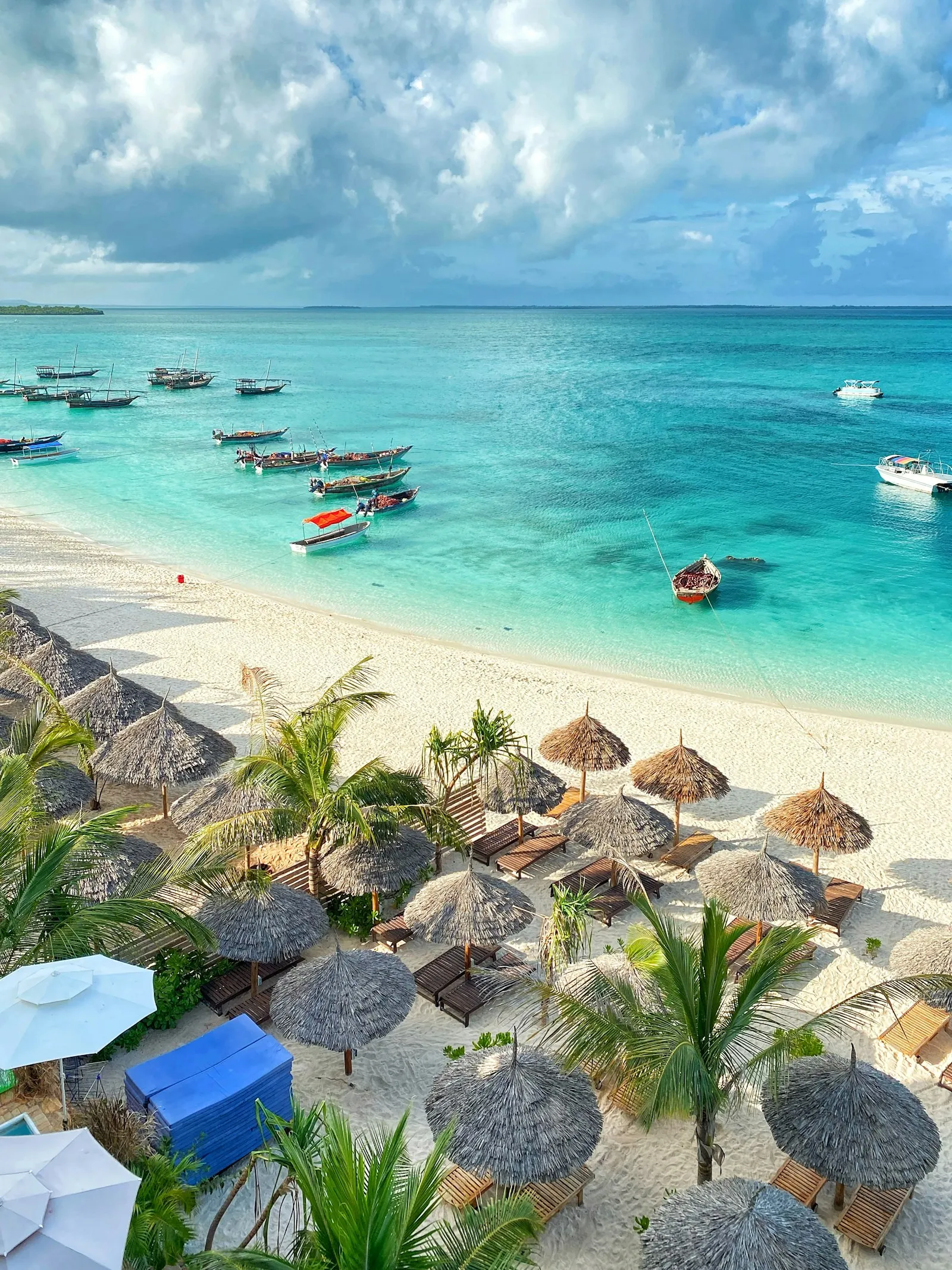 Boutres en bois ancrés dans un lagon turquoise à Zanzibar